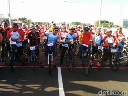 Basuki dan Ratusan PNS PUPR Jajal Tol Priok dengan Sepeda