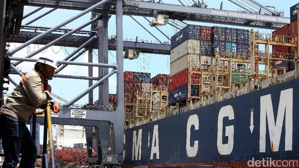 Lebih Dekat dengan Kapal CMA-CGM Titus