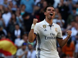 Pepe mungkin merupakan bek paling brutal dalam satu dekade terakhir. Dia dengan sengaja menginjak tangan Lionel Messi di El Clasico 2012, dan dengan sangat agresif menyerang pemain getafe, Javier Casquero. Tak ayal, Pepe layak masuk daftar pemain cadangan. (Reuters/Juan Medina).