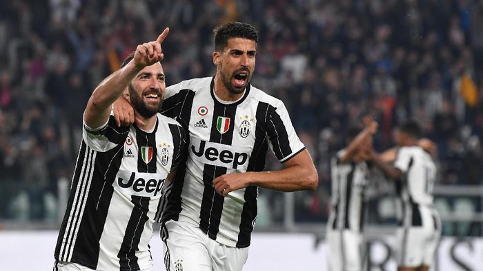 TURIN, ITALY - APRIL 08:  Gonzalo Higuain (L) of Juventus FC celebrates his second goal with team mate Sami Khedira during the Serie A match between Juventus FC and AC ChievoVerona at Juventus Stadium on April 8, 2017 in Turin, Italy.  (Photo by Valerio Pennicino/Getty Images)