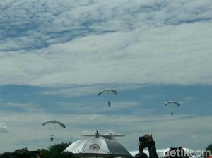 Angin Kencang, Seorang Penerjun di HUT TNI AU Sempat Nyasar