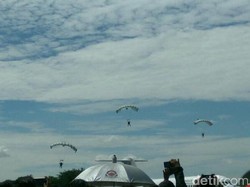 Angin Kencang, Seorang Penerjun di HUT TNI AU Sempat Nyasar