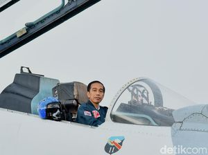 Gaya Jokowi Duduk di Kokpit Pesawat Tempur Sukhoi