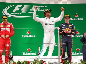 Kelakar Hamilton dan Verstappen di Podium GP China