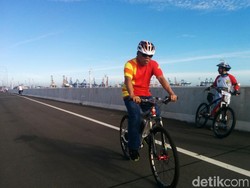 Gaya Menteri Basuki Menabuh Drum, Iringi Lagu Rock Hingga Dangdut