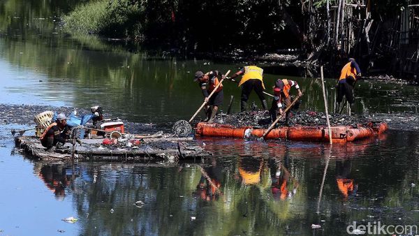 Bersihkan Sampah dari Kali Tirem yang Penuh Lumpur