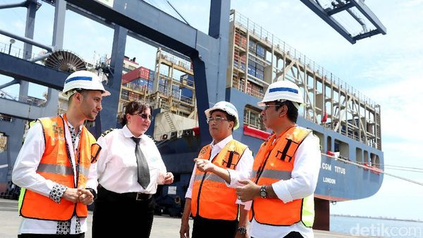 Menhub Budi Karya Sambut Kapal Raksasa di Priok