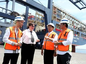 Menhub Budi Karya Sambut Kapal Raksasa di Priok