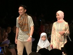 Foto: Aksi Ben Kasyafani & Putrinya Sienna di Fashion Show Elzatta Hijab