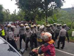 Sukabumi Mencekam, Polisi Bentuk Barikade Cegah Bentrok 2 Ormas