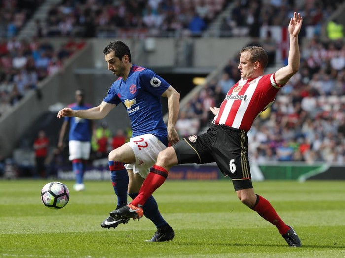 Britain Football Soccer - Sunderland v Manchester United - Premier League - Stadium of Light - 9/4/17 Manchester United's Henrikh Mkhitaryan in action with Sunderland's Lee Cattermole  Reuters / Russell Cheyne Livepic EDITORIAL USE ONLY. No use with unauthorized audio, video, data, fixture lists, club/league logos or 