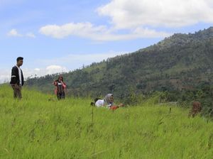 Romantis Berswafoto di Bukit Teletubbies Cicalengka Bandung