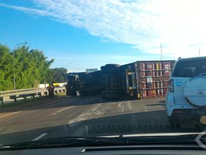 Ada Truk Terguling, Lalin di Tol Jagorawi Sempat Tersendat