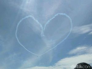 HUT ke-71, TNI AU Lukis Gambar Hati di Langit Jakarta