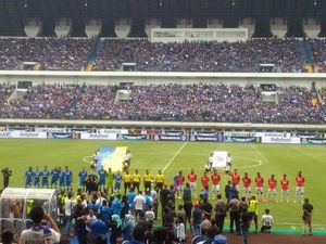 Insiden di GBLA: Yabes Roni Jangan Mudah Emosi, Essien Jadilah Contoh di Liga 1