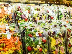 Hiii! Ada Kelelawar Mati di Salad Kemasan Ini