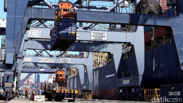 Melihat Kesibukan JICT Tanjung Priok