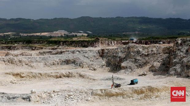 PT. Semen Indonesia sukses memperoleh letak tambang di Desa Tegaldowo, Kecamatan Gunem, Kabupaten Rembang. Area perbukitan kaya kandungan kapur ini dinilai cocok untuk area penyediaan bahan baku semen. CNN Indonesia/Andry Novelino