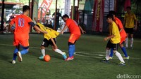 Seorang pemain BNI mendapat pengawalan ketat pemain BRI. 