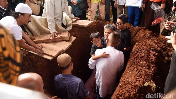 Duka Anak Renita Sukardi, Isak Tangis Para Sahabat