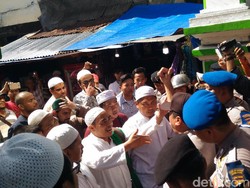Demo Tolak Kedatangan Habib Rizieq di Surabaya dapat Perlawanan