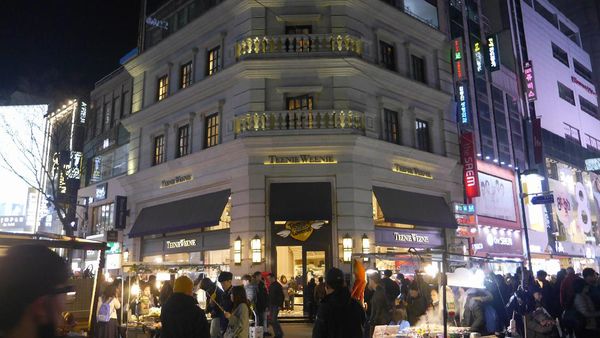 Cewek-cewek Pasti Senang Belanja Kosmetik di Myeongdong