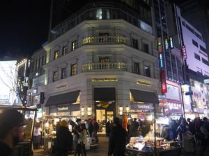 Cewek-cewek Pasti Senang Belanja Kosmetik di Myeongdong