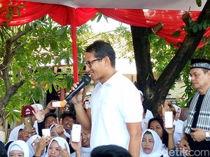 Sandi Berbalas Pantun dengan Walkot Jakbar-Kadis UMKM di Bazar OK OCE