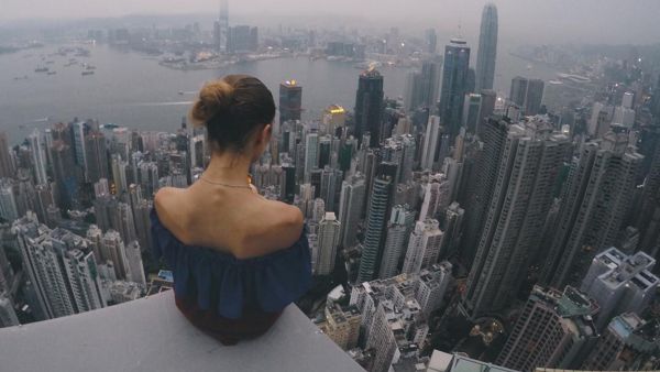 Aksi Menantang Maut Wanita Seksi di Ketinggian