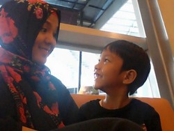 Senja Antar Renita Sukardi Menuju Peristirahatan Terakhir