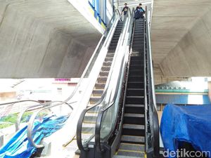 Eskalator di Halte Tinggi TransJ Cipulir Terintegrasi dengan ITC