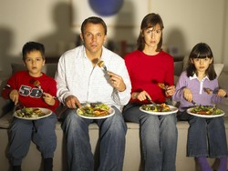 Terlalu Lama Menonton TV Tingkatkan Risiko Penggumpalan Darah