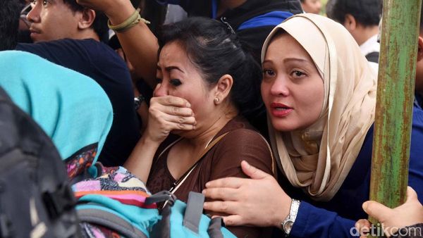 Isak Tangis Para Sahabat di Pemakaman Renita Sukardi