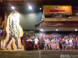 Ada Jokowi Narik Becak dalam Street Art di Solo