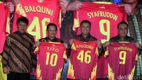 COO Bhayangkara FC Gede Widiyade, Kapolri Tito Karnavian, Direktur Utama Achmad Baiquni dan Wakapolri Syarifudin memperkenalkan jersey baru Bhayangkara FC dengan Logo BNI di bagian depan, saat peluncuran tim Bhayangkara FC, di Jakarta, Senin (10/04/2017).
