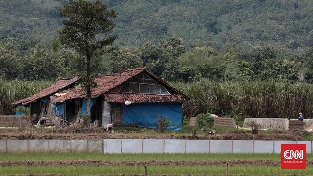Kekeringan dan krisis air bersih sudah akrab dengan warga Tambakromo Kabupaten Pati. Lingkungan tempat mereka memang dikelilingi hutan jati dan Pegunungan Kendeng yang dilingkupi batu kapur. Di lereng kawasan karst Kendeng Pati warga bisa berocok tanam jagung, kacang tanah, padi, terong, ubi, cabe dan apa saja jenis tumbuhan. Ketika di persidangan PTUN Semarang pihak Bappeda Pati secara tergas mengatakan, pendapat domestik Kabupaten Pati sebesar 54 persen dari pertanian dan 35 persennya dari Kecamatan Kayen dan Kecamatan Tambakromo yang akan menjadi lokasi pertambangan. Lahan pertanian di Pati terus berkurang. Jika pertambangan berlanjut, artinya pemerintah sengaja mematikan kehidupan petani. CNN Indonesia/Andry Novelino
