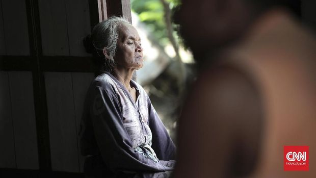 Seorang lansia Desa Tegaldowo yang terlihat melamun di teras pintu rumahnya. Pembangunan pabrik yang didengungkan akan mensejahterakan perekonomian masyarakat sekitar dan pemerintah Kabupaten Rembang ini, justru ditolak oleh penduduk setempat dan beberapa aliansi peduli lingkungan. Bukan karena hal lain, tapi penolakan ini terjadi karena kurang adanya transparansi terkait AMDAL yang akan berakibat pada rusaknya ekosistem alam sekitar. Karena setelah ditelusuri, banyak kecurangan dalam perizinan dan pembangunan pabrik tersebut. Seperti tidak dilibatkannya masyarakat sekitar dalam analisis AMDAL serta tidak validnya data yang ada di lapangan.