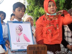 Al, Anak Renita Sukardi Turut Antar Ibunda ke Peristirahatan Terakhir