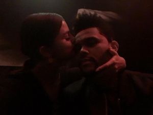 So Sweet! The Weeknd Unggah Foto Mesra dengan Selena Gomez