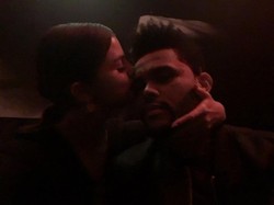 So Sweet! The Weeknd Unggah Foto Mesra dengan Selena Gomez