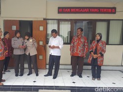 Polisi Berbatik Ikut Serta Lakukan Pengawasan UNBK