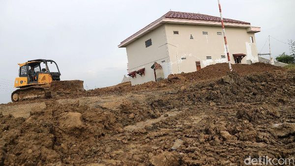 Rumah di Tengah Proyek Tol Pejagan-Pemalang