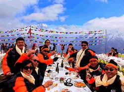 Ini Rasanya Sarapan di Kaki Gunung Everest