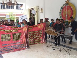 Seniman Angklung di Yogyakarta Tolak Razia Penertiban