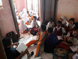 Kelas Banjir, Siswa SD Dayeuhkolot Bandung Belajar di Rumah Warga