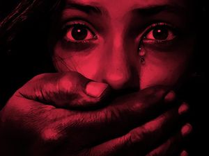 Polisi Italia Tangkap 18 Orang yang Diduga Cuci Otak dan Jual Anak-anak Polisi Italia Tangkap 18 Orang yang Diduga Cuci Otak dan Jual Anak-anak