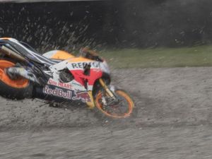 Balapan Kelabu Repsol Honda: Deja vu Turn 2 Marquez-Pedrosa Balapan Kelabu Repsol Honda: Deja vu Turn 2 Marquez-Pedrosa