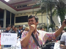 Protes Jalan Rusak, Pendemo di Jember Makan Aspal