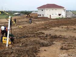 Cerita Unik: Rumah-rumah yang Berdiri di Tengah Proyek Tol
