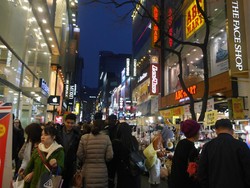 Bergelimang Kosmetik di Myeongdong, Korea Selatan